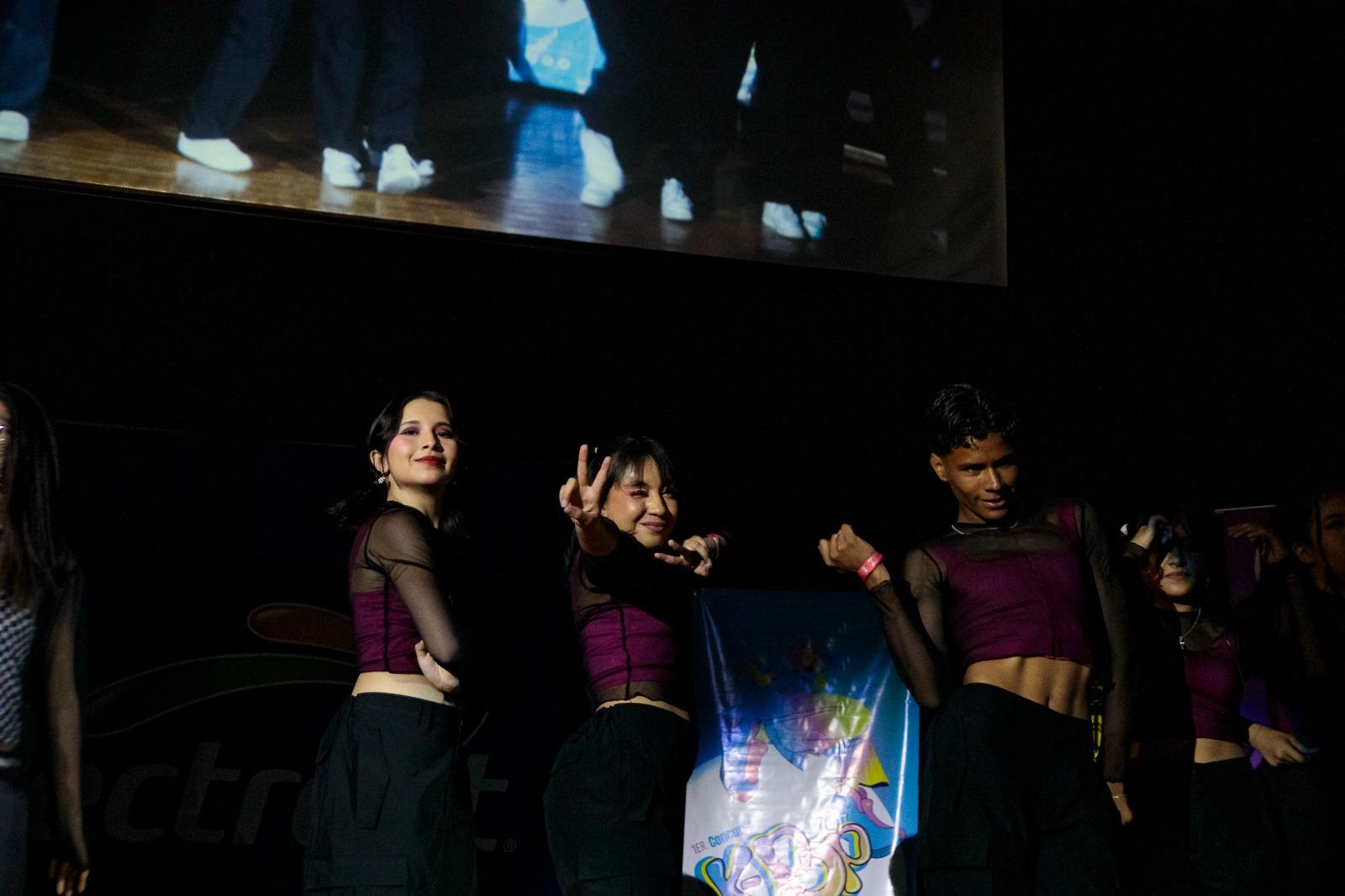equipo participante en concurso K Pop Street Fight en preparatoria siete