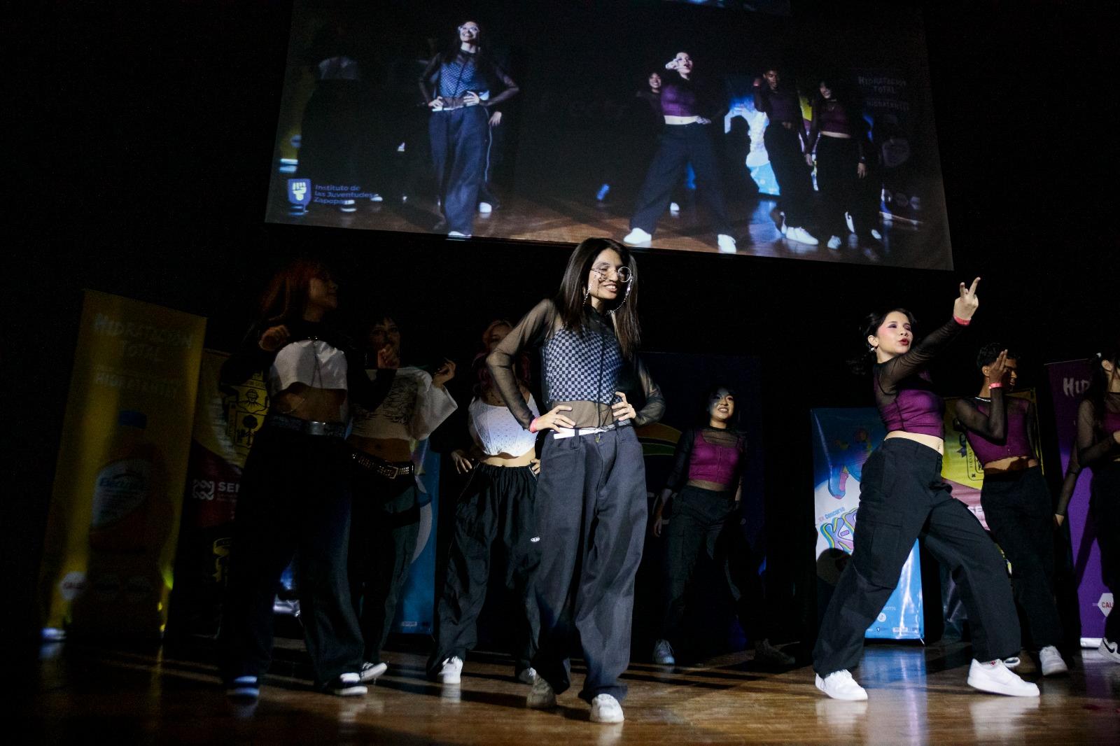 equipo participante en concurso K Pop Street Fight en preparatoria siete
