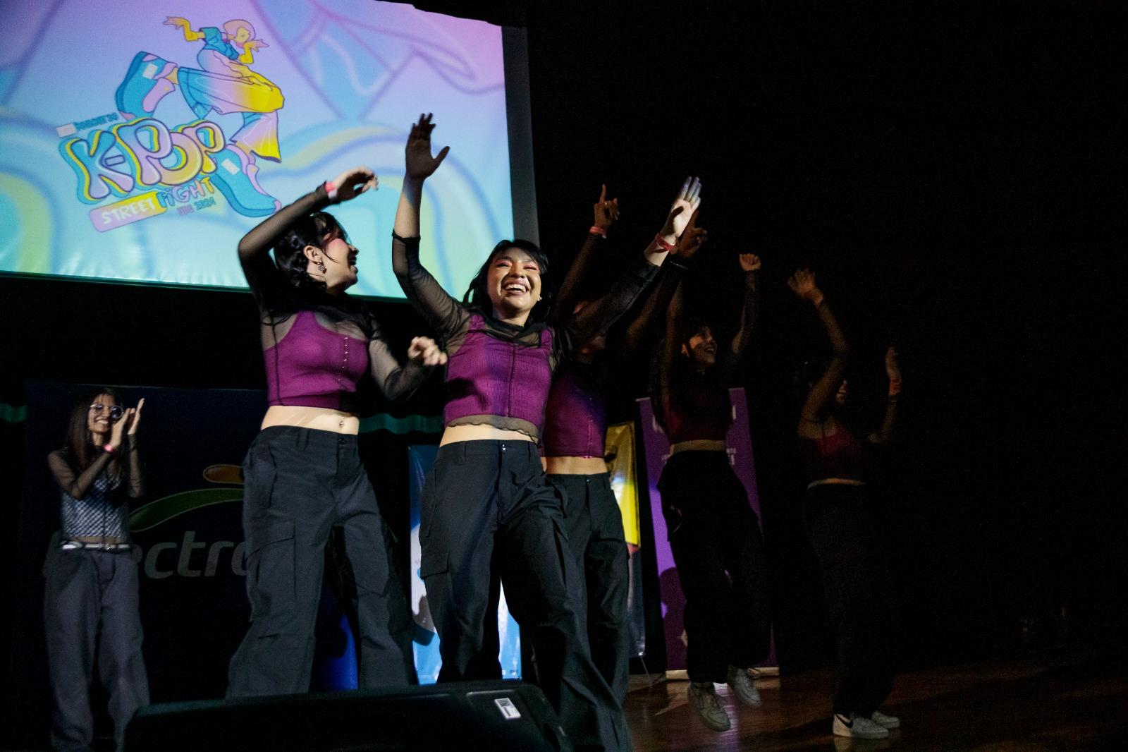 equipo participante en concurso K Pop Street Fight en preparatoria siete
