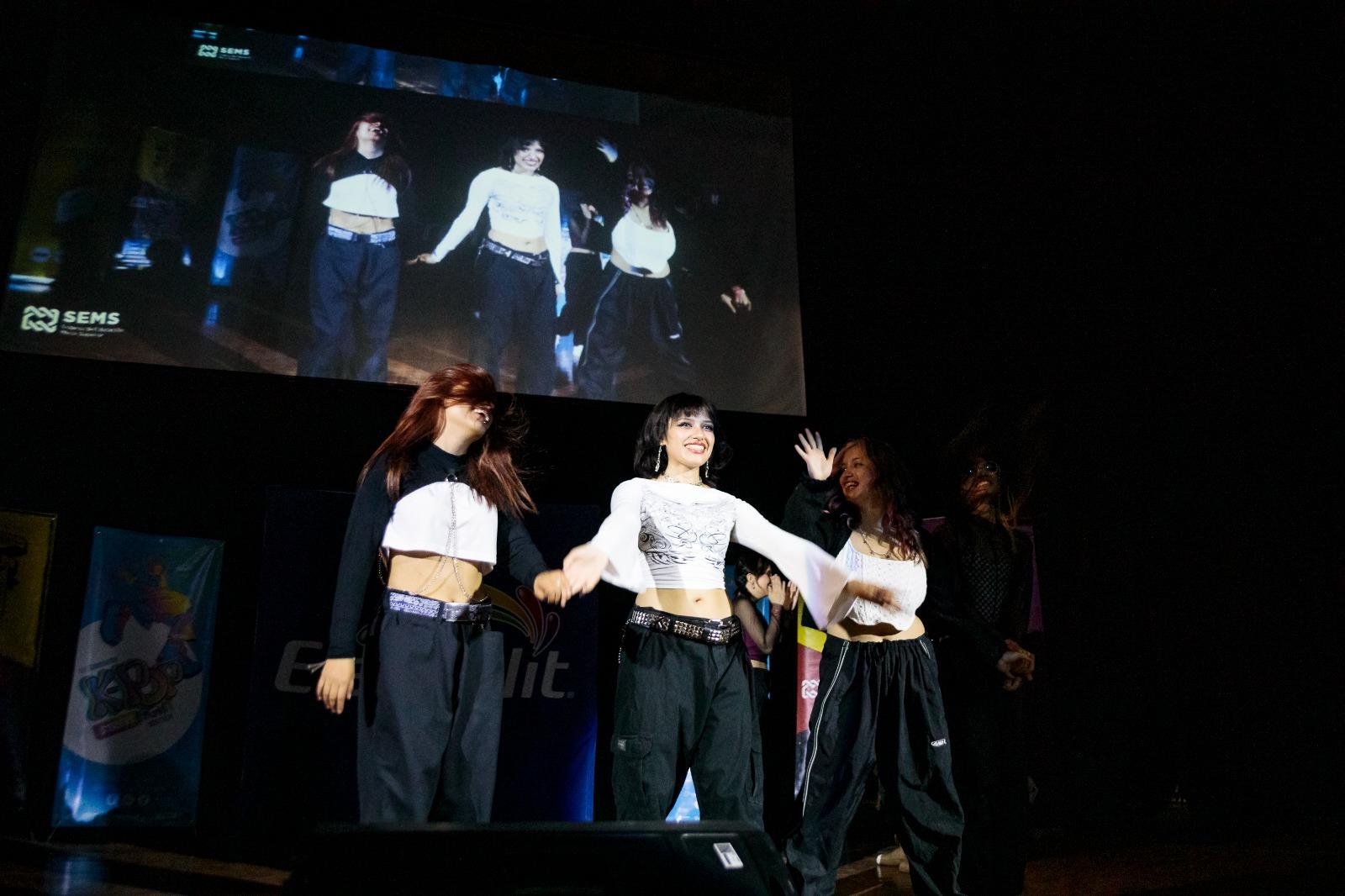 equipo participante en concurso K Pop Street Fight en preparatoria siete