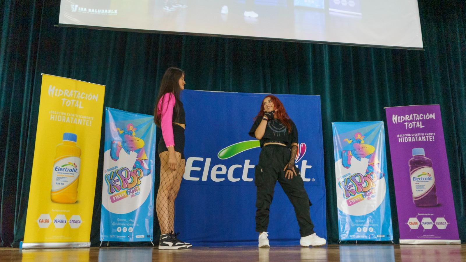 equipo participante en concurso K Pop Street Fight en preparatoria siete