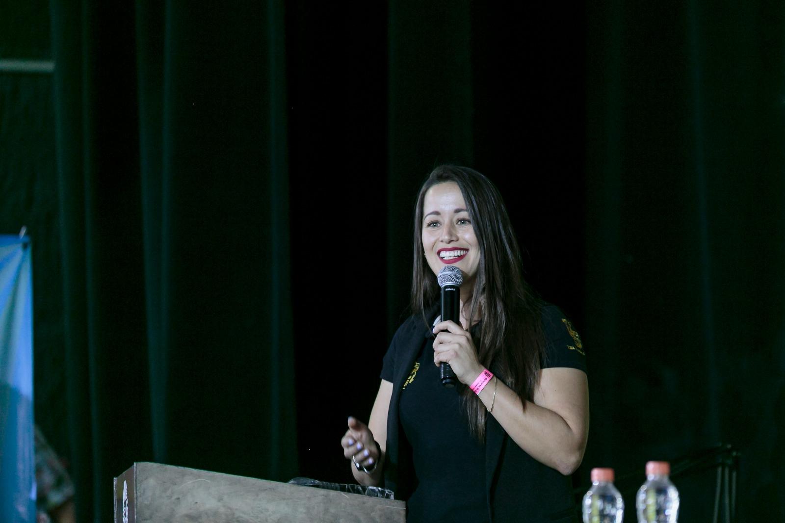 Autoridad del evento en uso de la voz