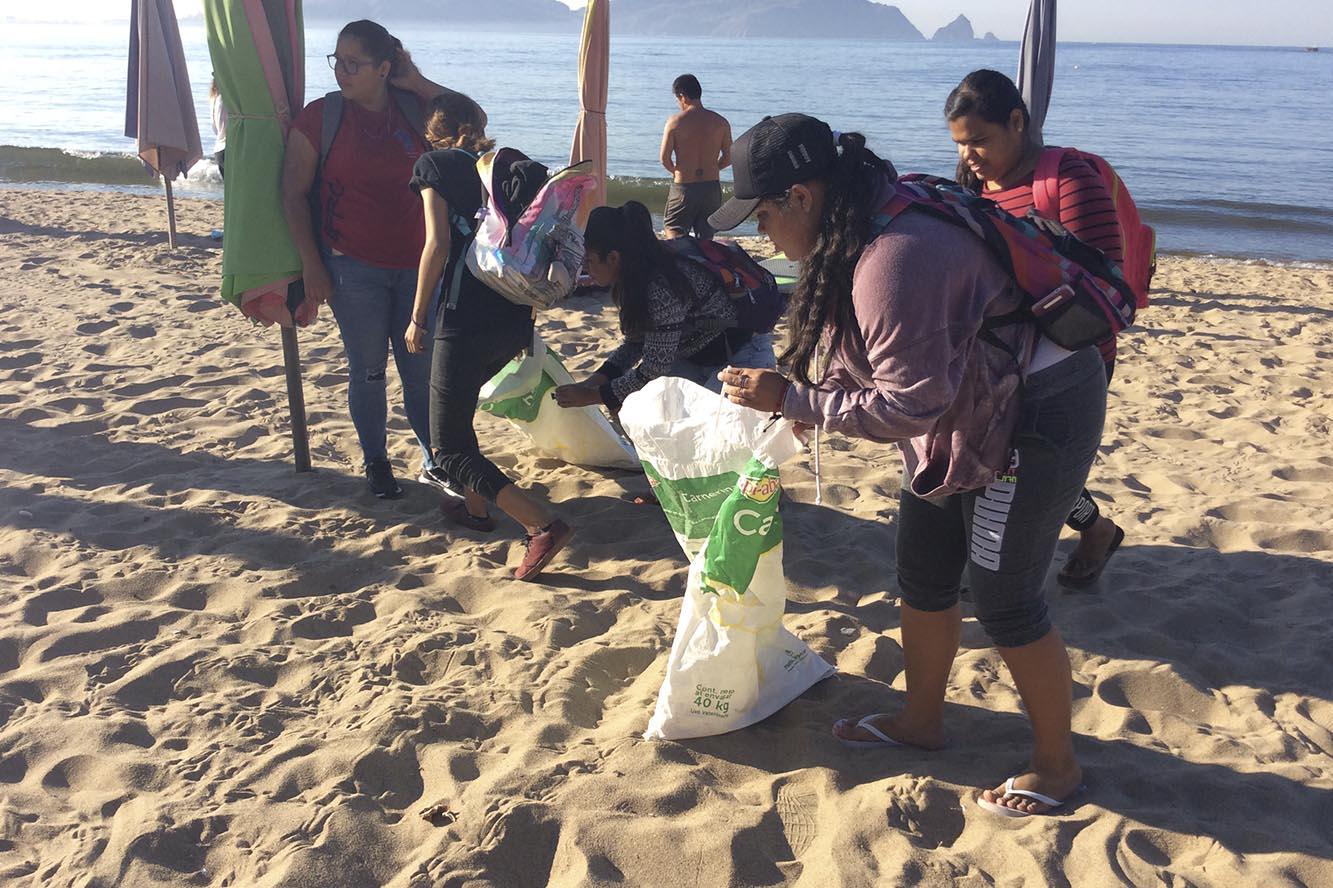 Alumnos del módulo San Patricio Melaque en actividades de recolección de basura