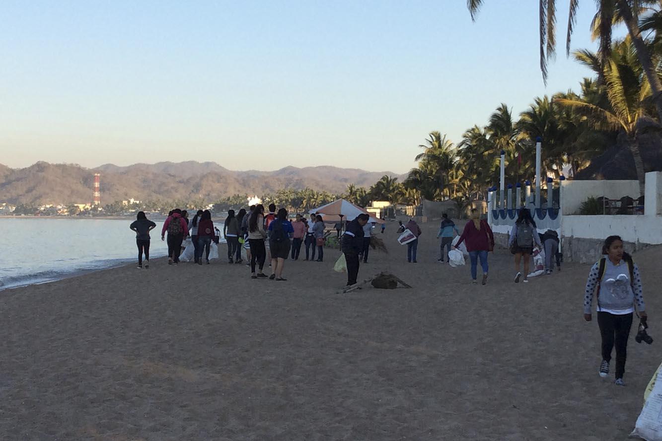Alumnos del módulo San Patricio Melaque en actividades de recolección de basura