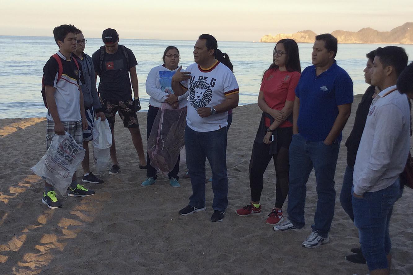 Director de la Preparatoria de Cihuatlán habla con los alumnos