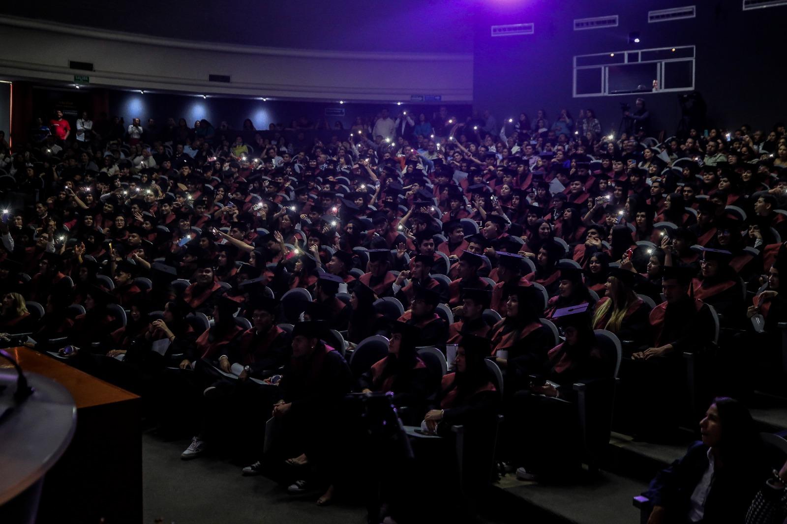 grupo de graduados en auditorio