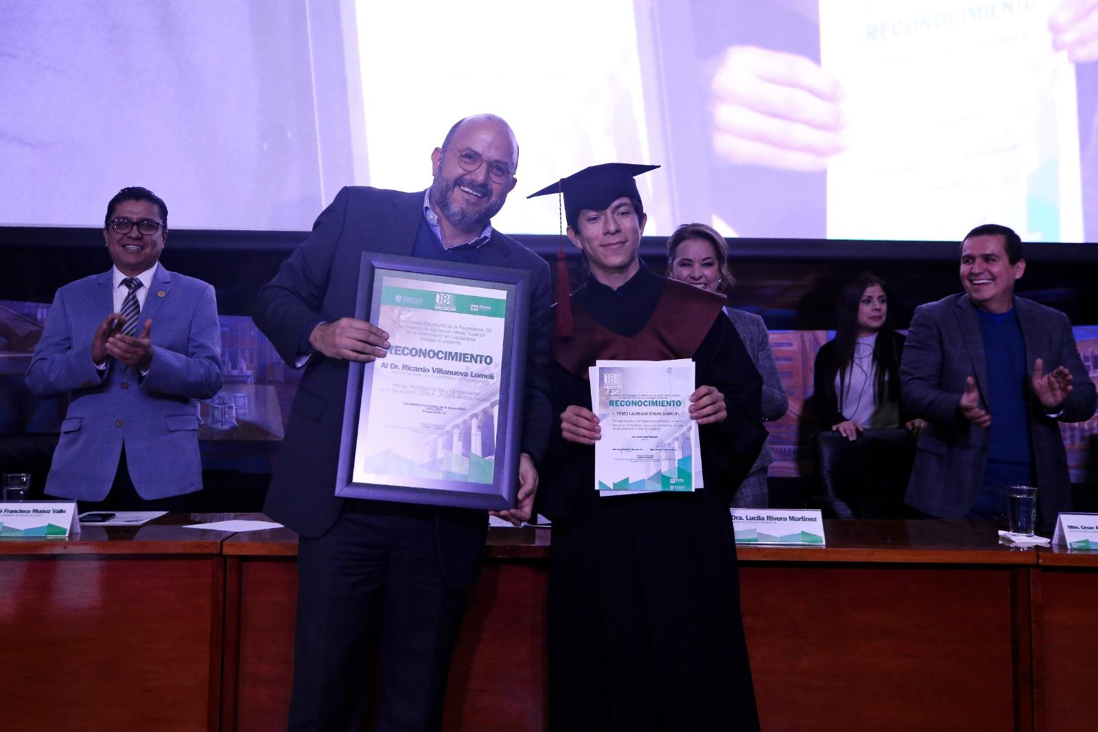 rector general de la Universidad de Guadalajara doctor Ricardo Villanueva Lomelí junto a alumno graduado