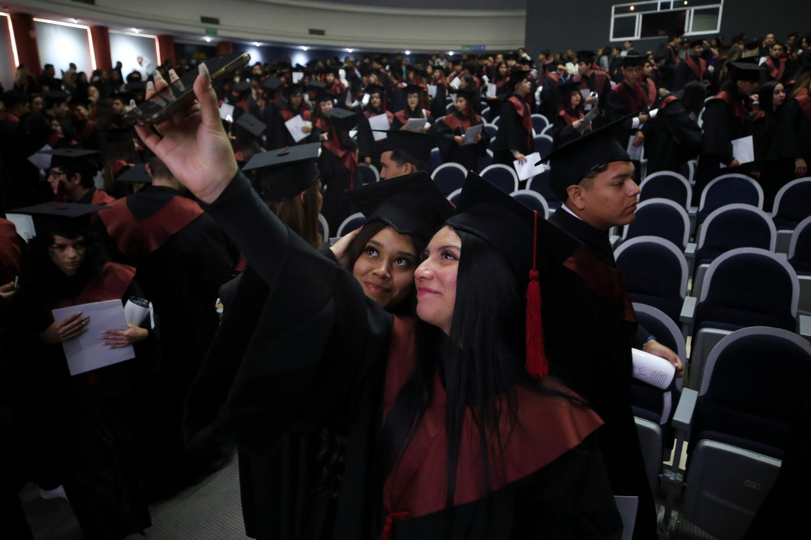 grupo de graduados en auditorio