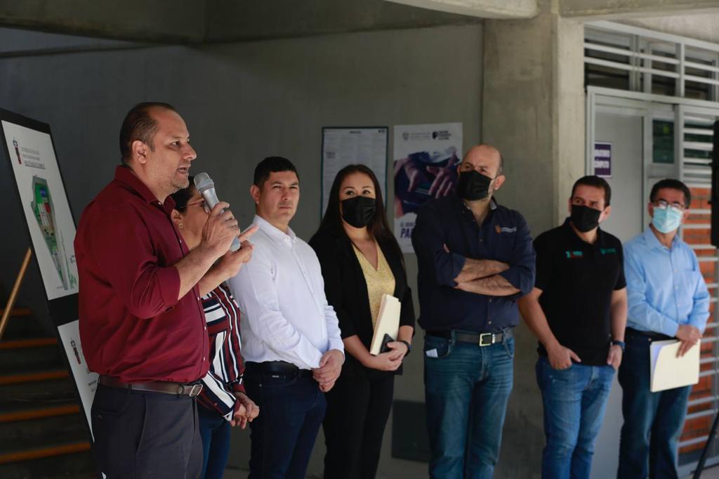Autoridades del evento en instalaciones del plantel