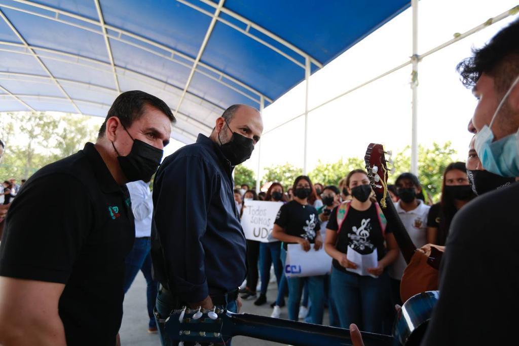 Autoridades del evento en instalaciones del plantel