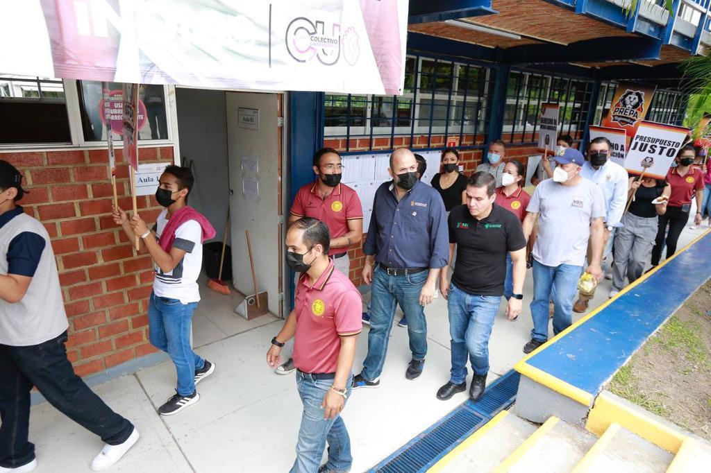 Autoridades del evento en instalaciones del plantel