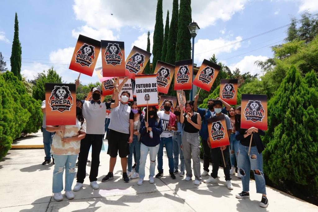 Alumnos con letreros de apoyo