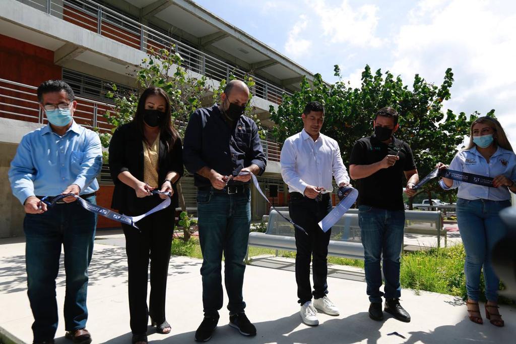 Autoridades del evento en corte de listón