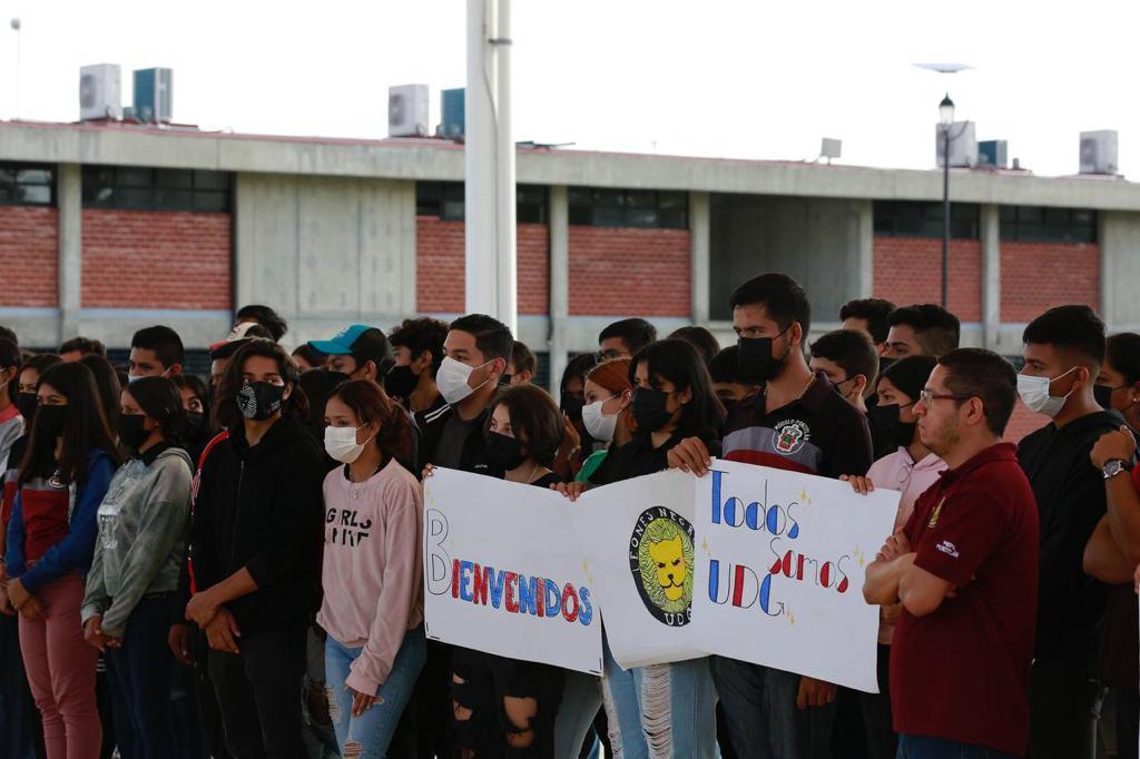 Alumnos con letreros de apoyo