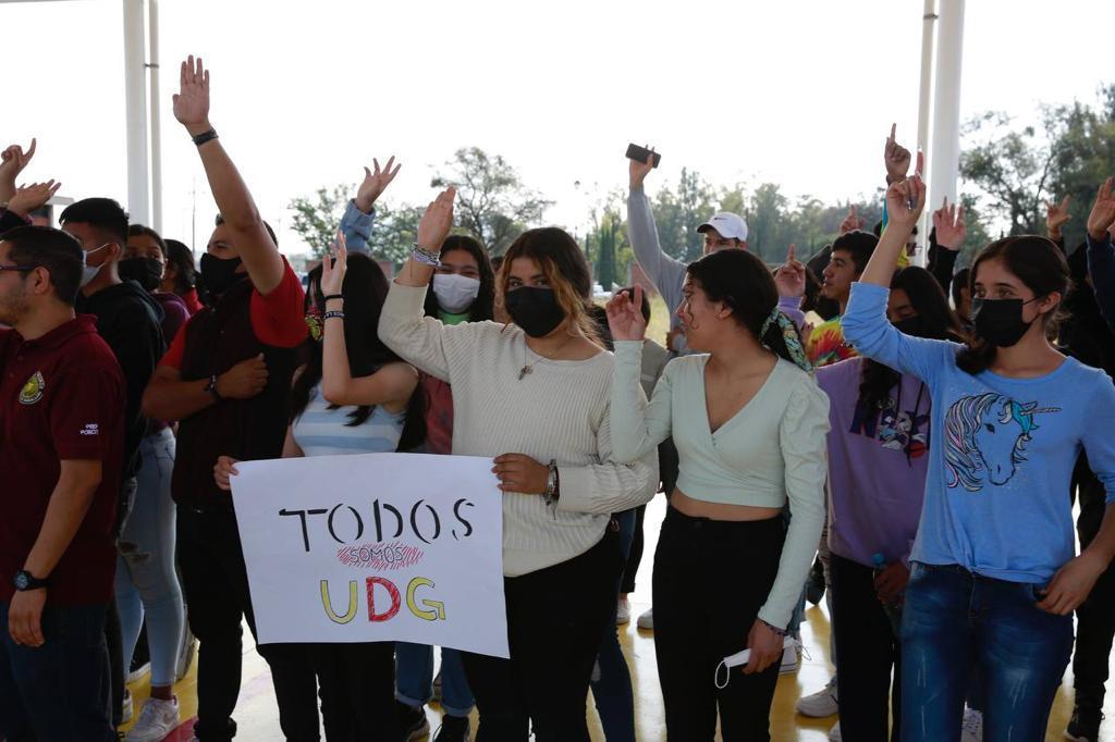 Alumnos con letreros de apoyo