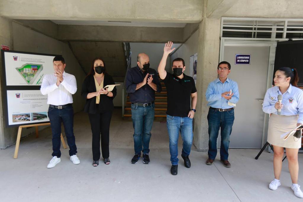 Autoridades del evento en instalaciones del plantel