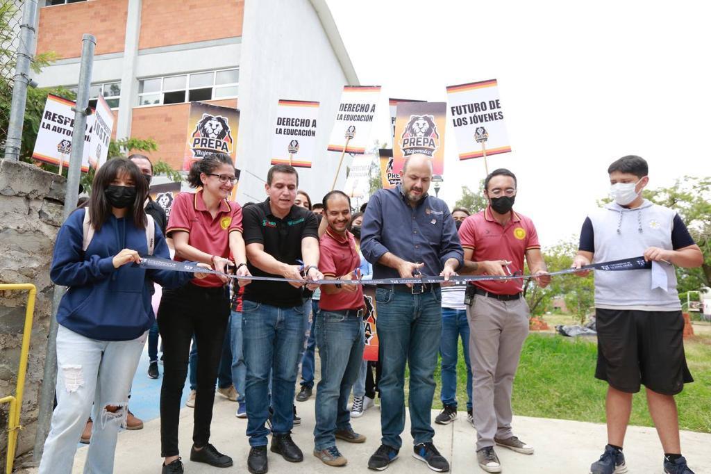 Autoridades del evento en corte de listón