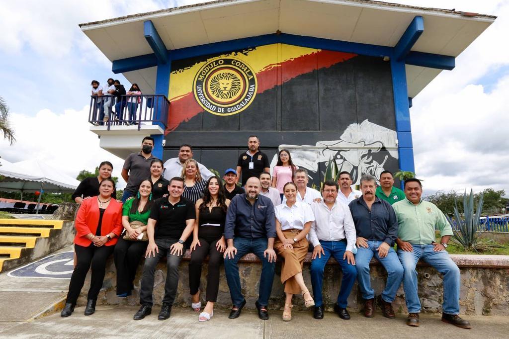 Autoridades del evento con participantes del evento