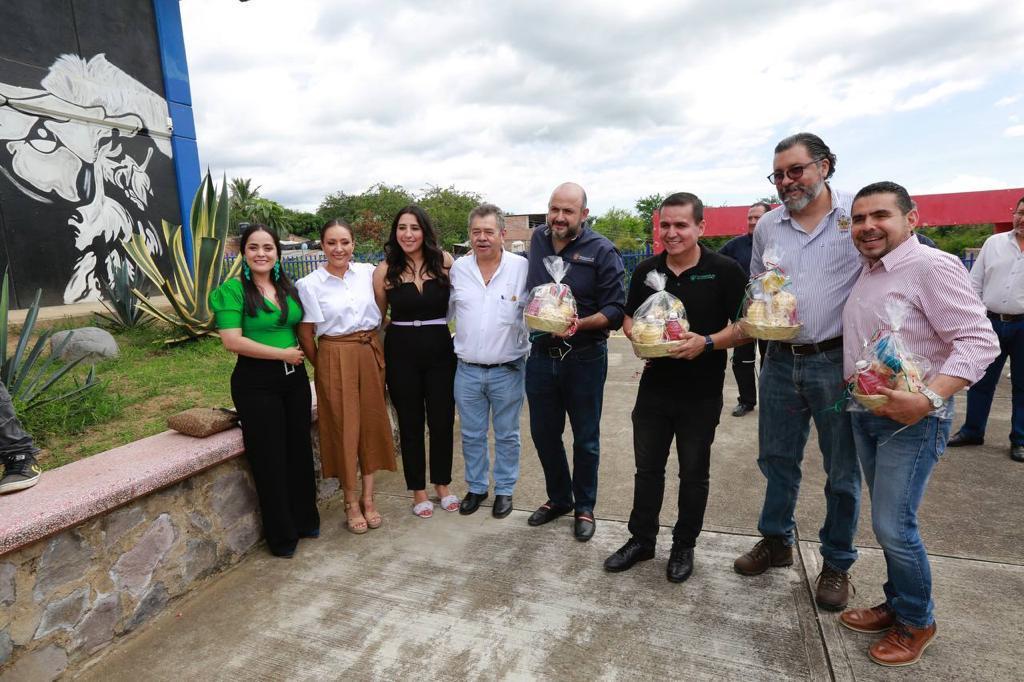 Autoridades del evento en recorrido por las instalciones del plantel
