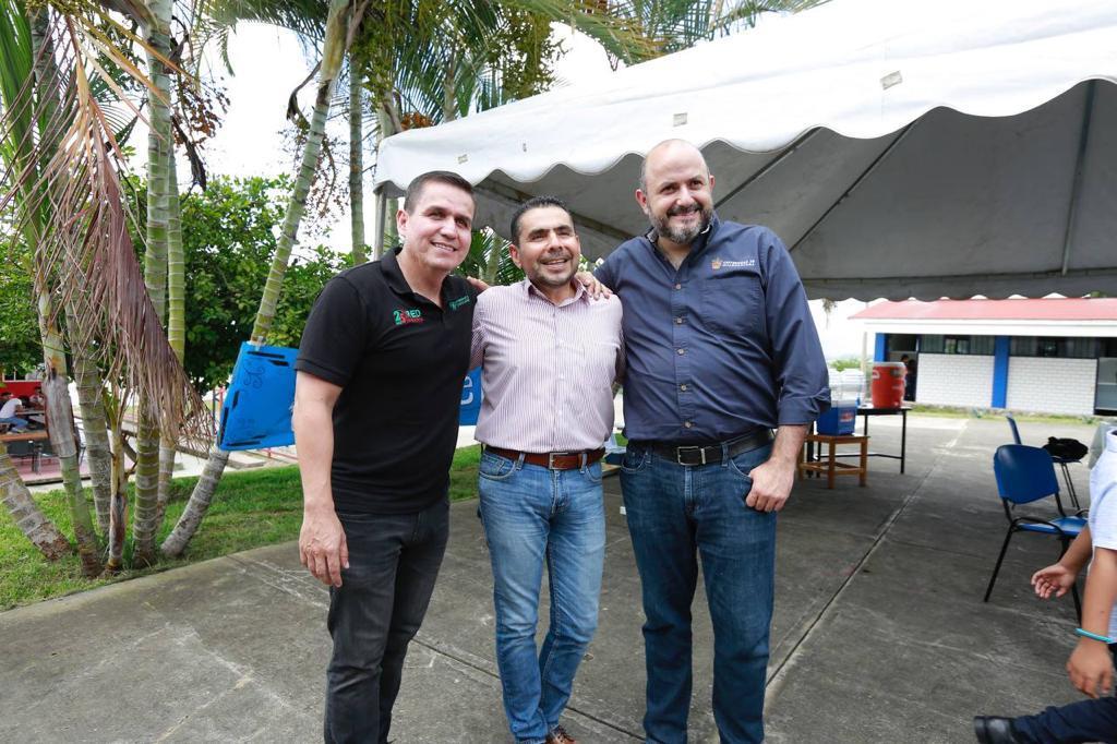 Autoridades del evento en recorrido por las instalciones del plantel