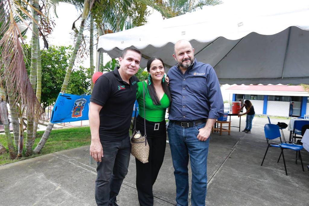 Autoridades del evento en recorrido por las instalciones del plantel