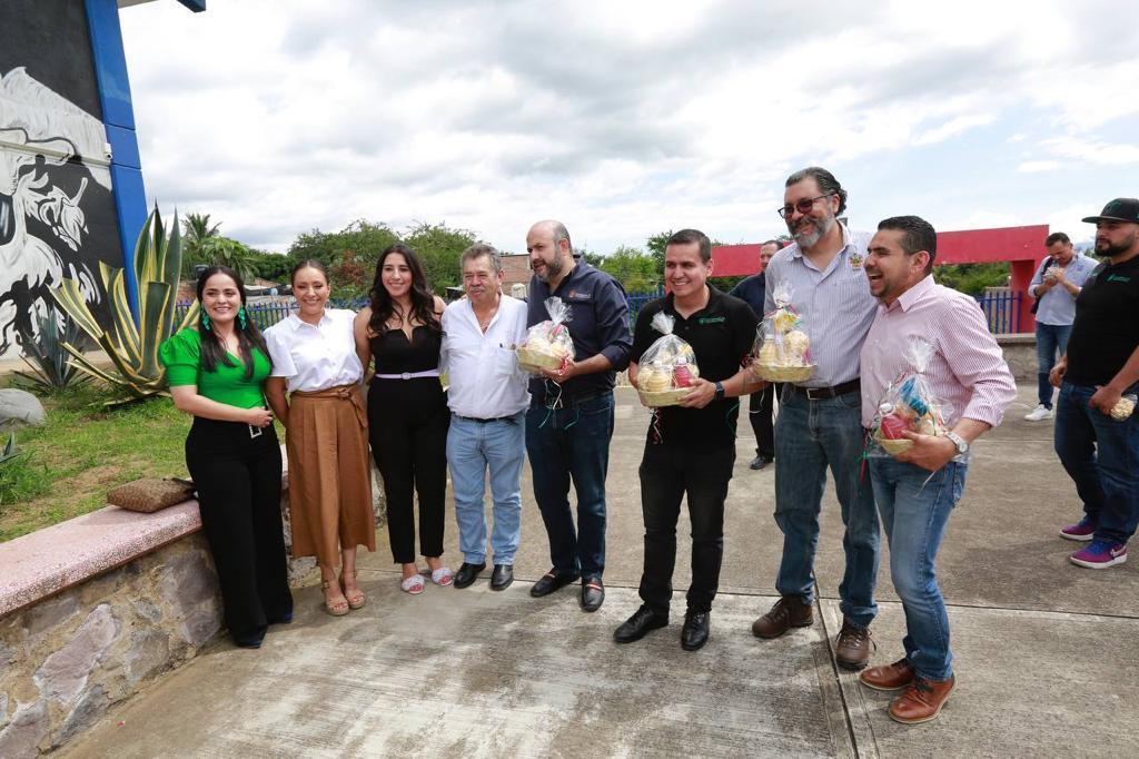 Autoridades del evento en recorrido por las instalciones del plantel