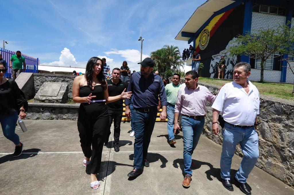 Autoridades del evento en recorrido por las instalciones del plantel