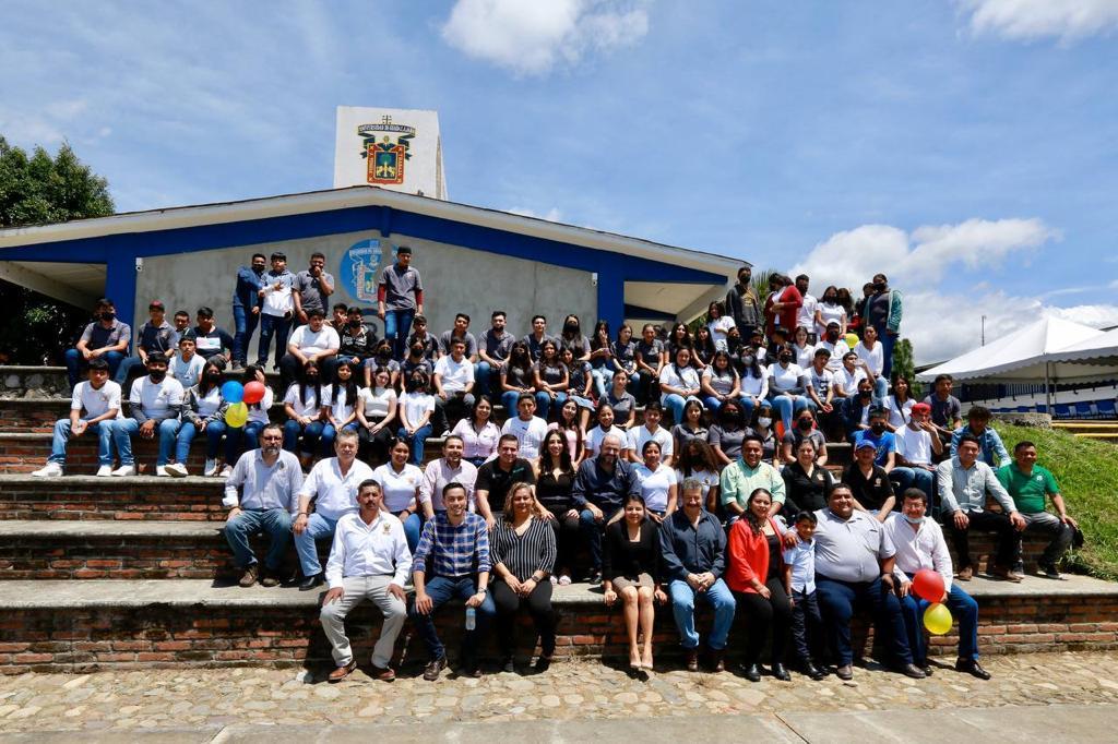 Autoridades del evento con participantes del evento
