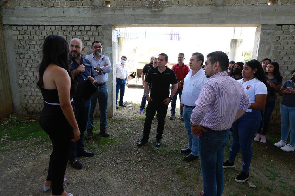 Autoridades del evento en recorrido por las instalciones del plantel