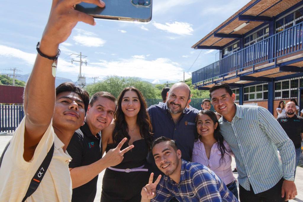 Autoridades del evento con participantes del evento