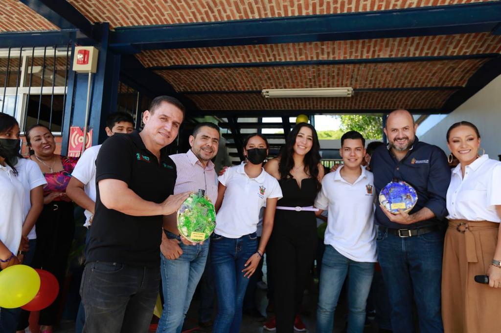 Autoridades del evento en recorrido por las instalciones del plantel