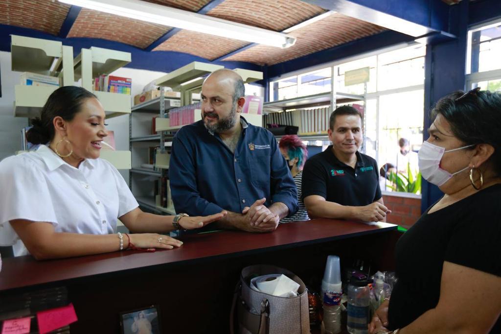 Autoridades del evento en recorrido por las instalciones del plantel