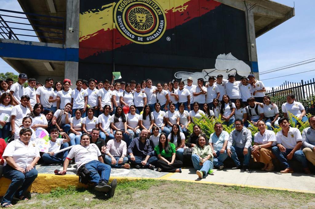 Autoridades del evento con participantes del evento