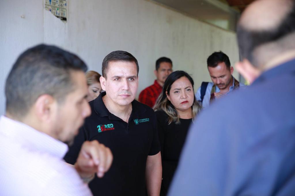 Autoridades del evento en recorrido por las instalciones del plantel