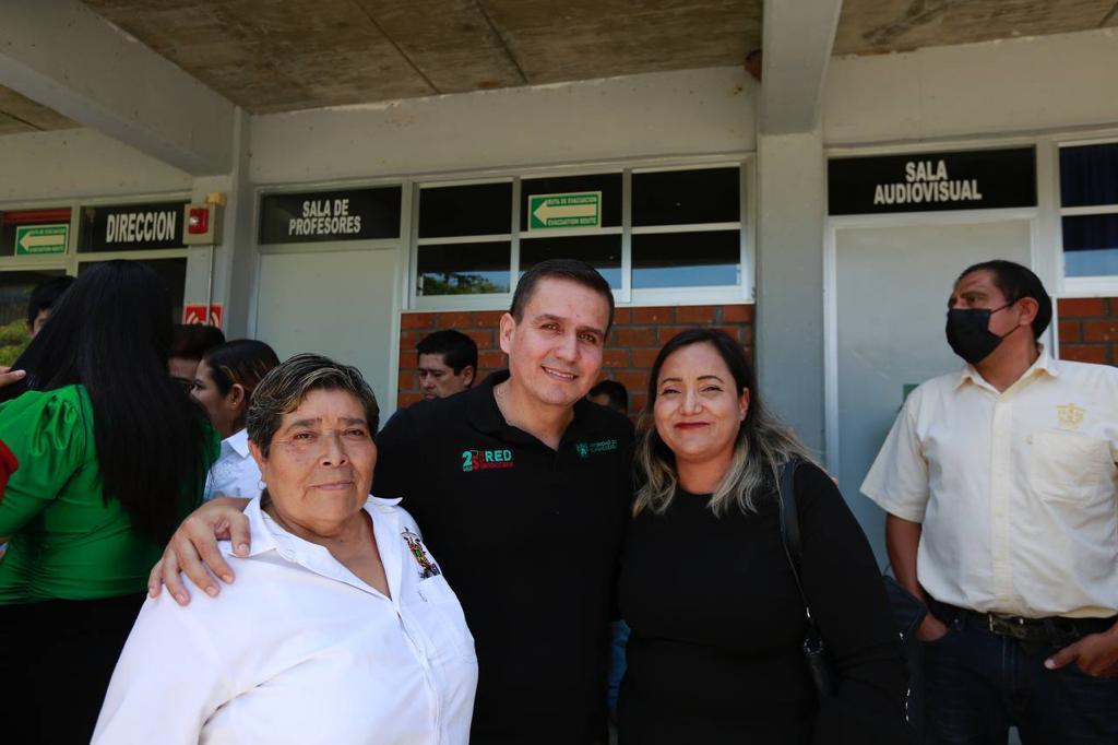 maestro César Barba con participantes del evento