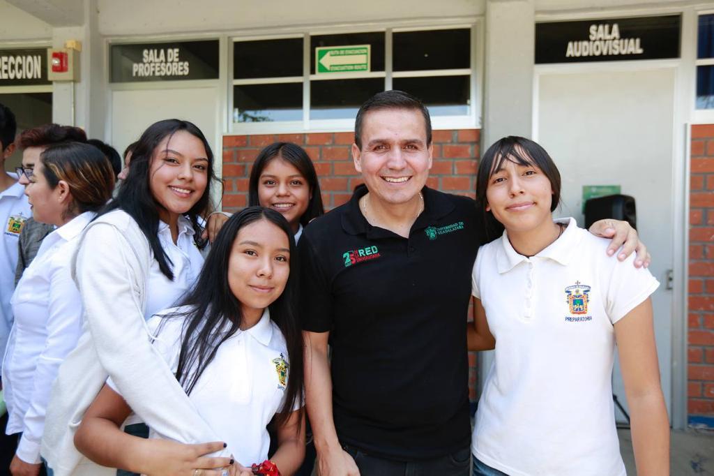 Autoridades del evento con participantes del evento