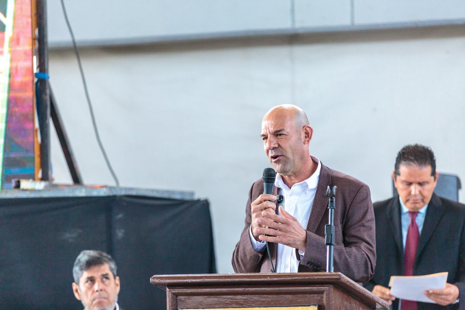Autoridad del evento en uso de la voz en pódium