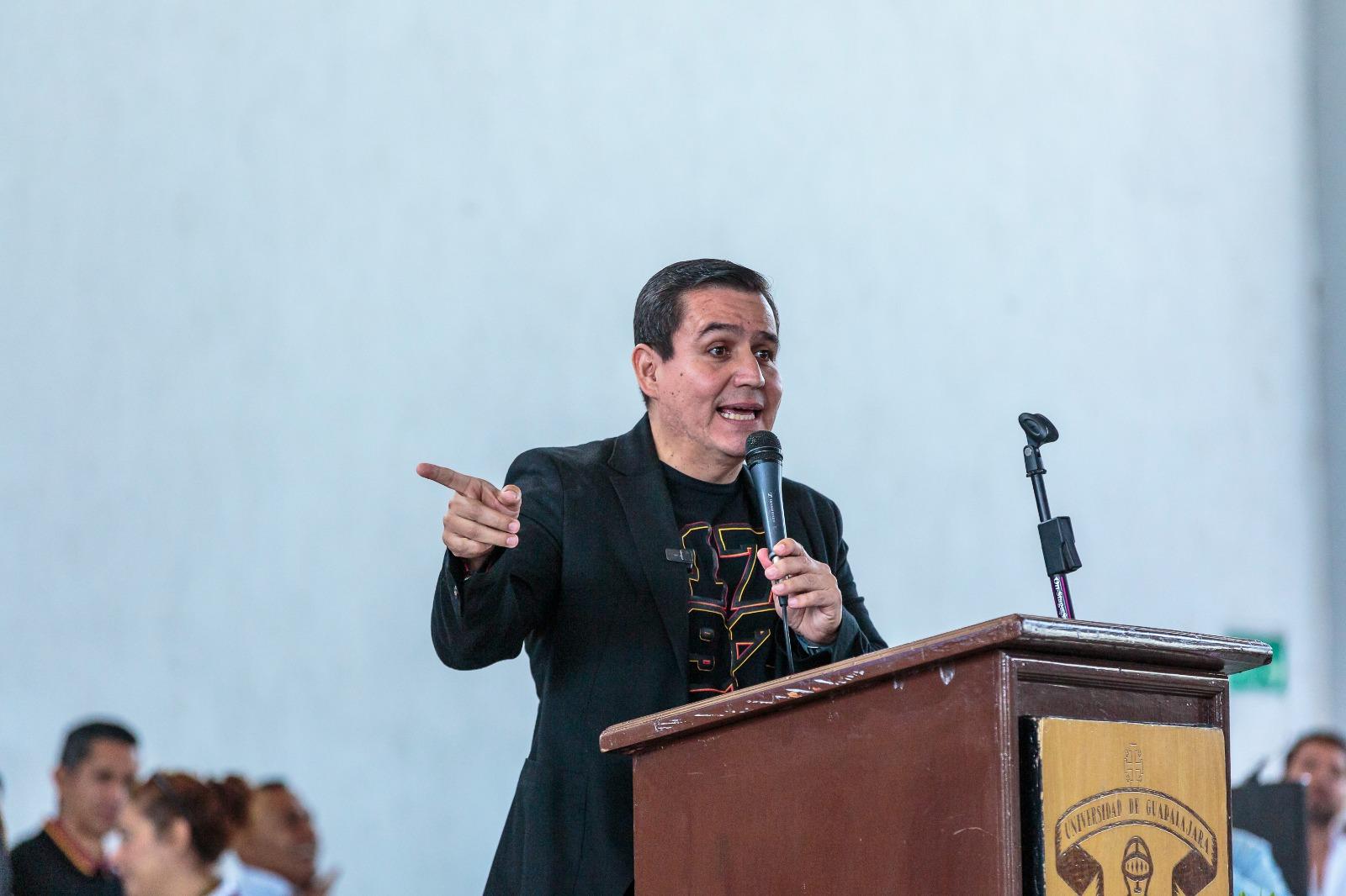 maestro César Barba Delgadillo en uso de la voz en pódium