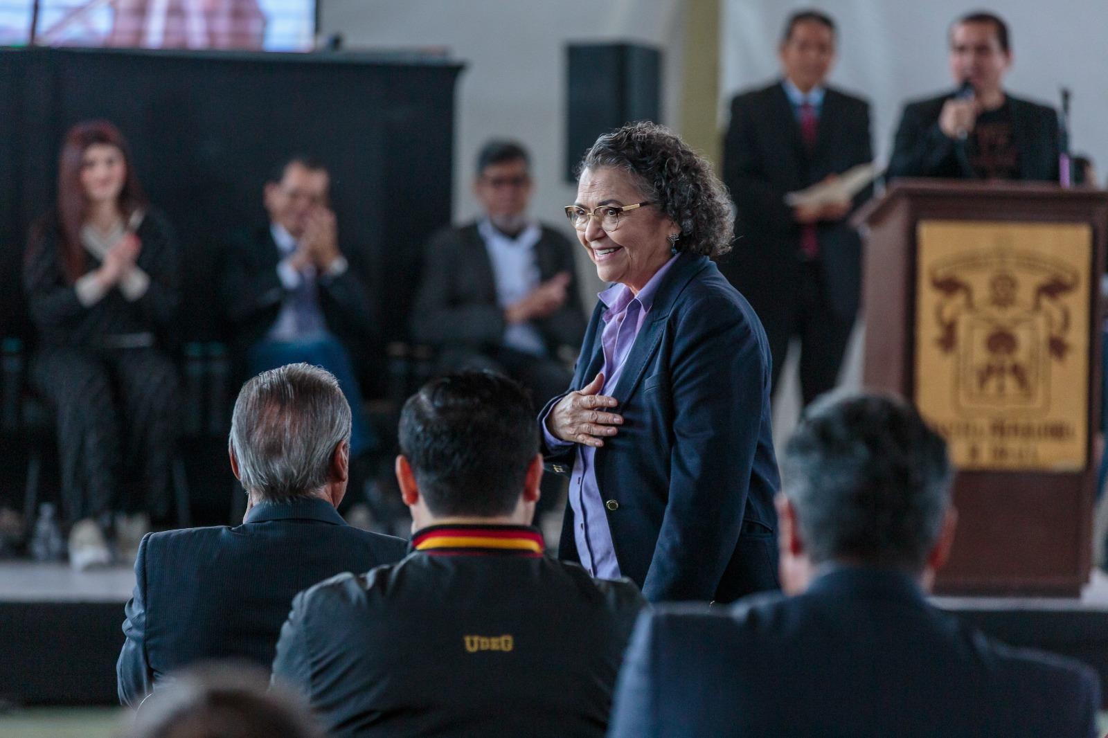 doctora Ruth Padilla Muñoz de pie frente a asistentes al evento