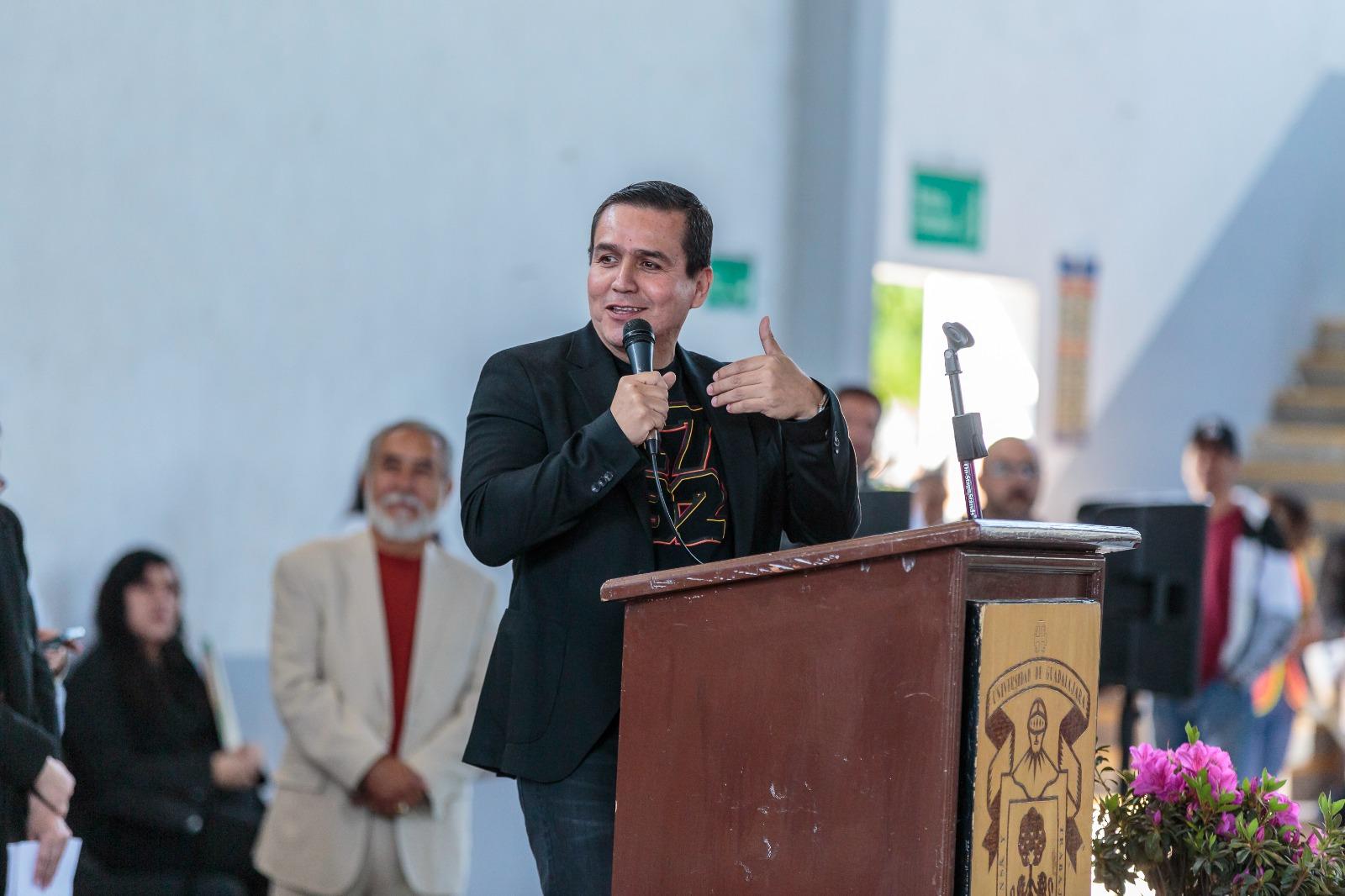 maestro César Barba Delgadillo en uso de la voz en pódium