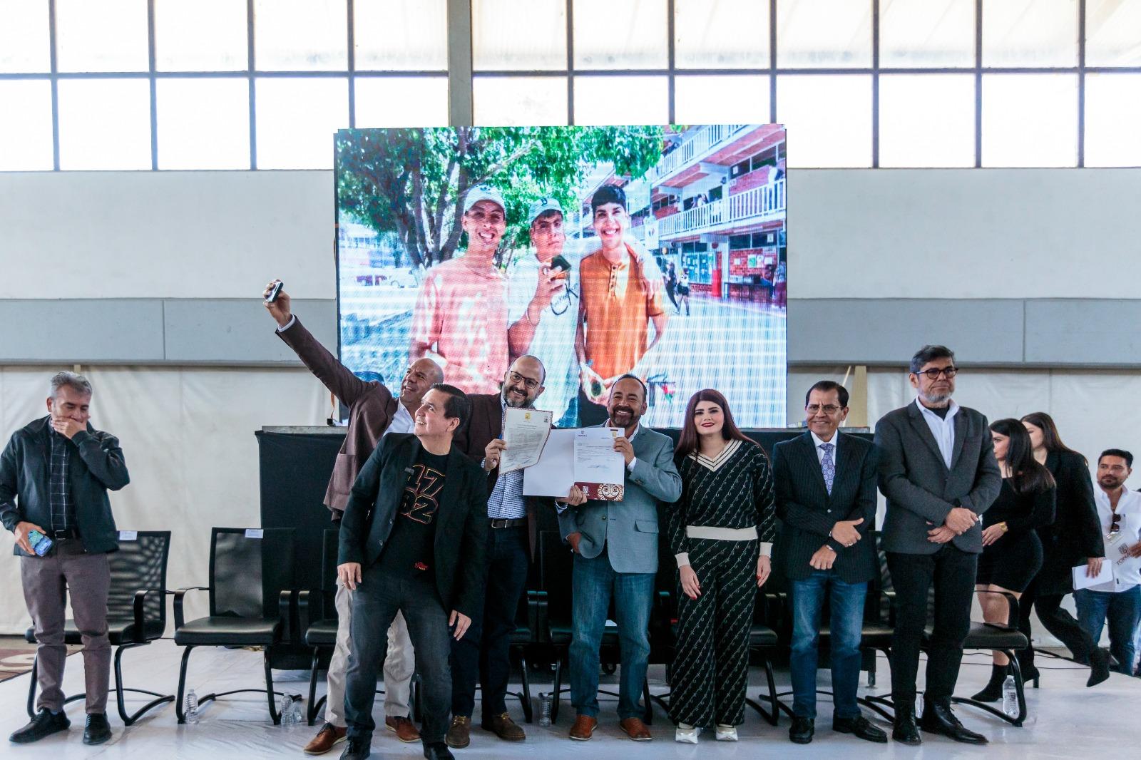 Autoridades del evento posan para la foto