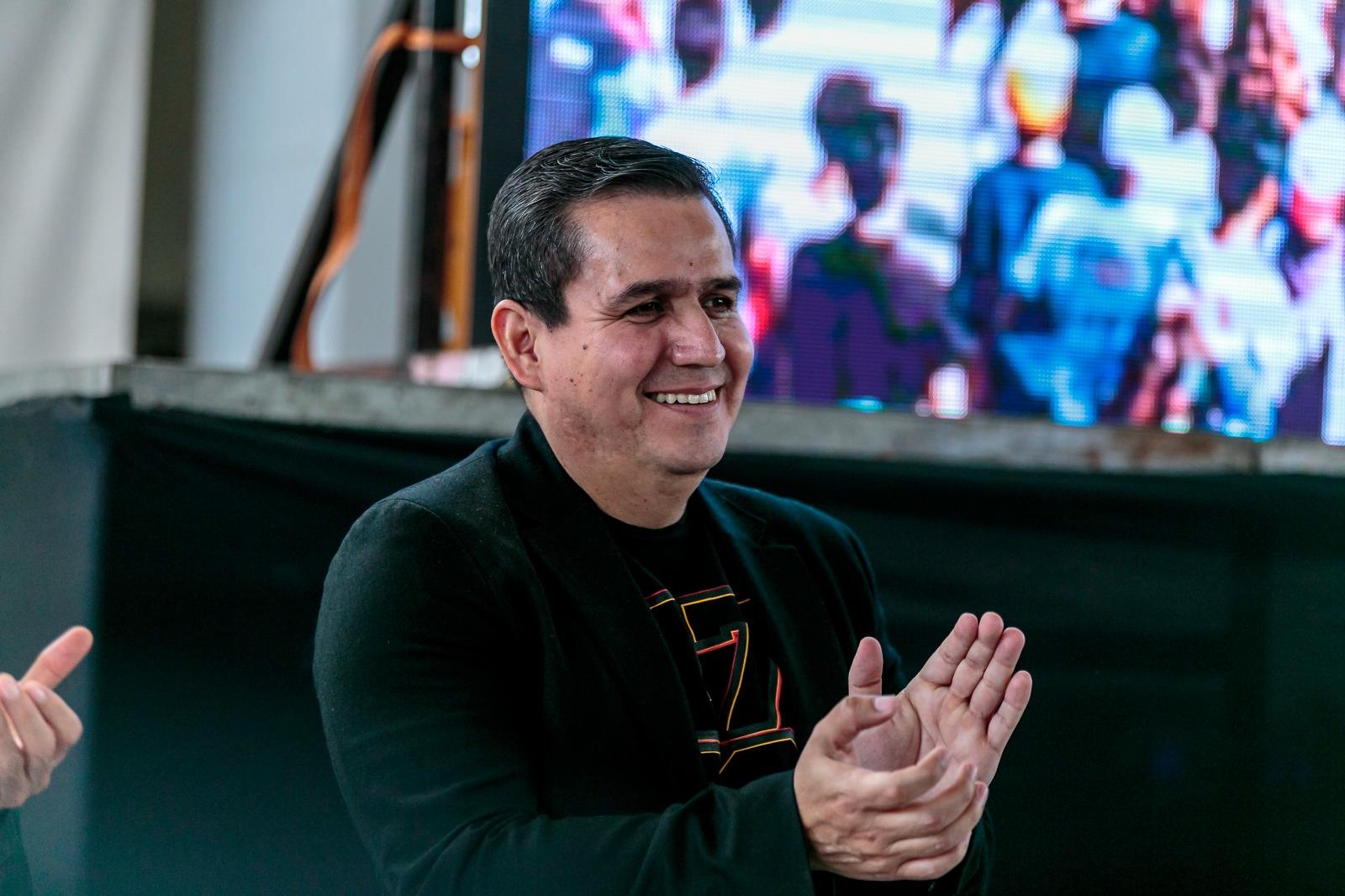 maestro César Antonio Barba Delgadillo aplaude