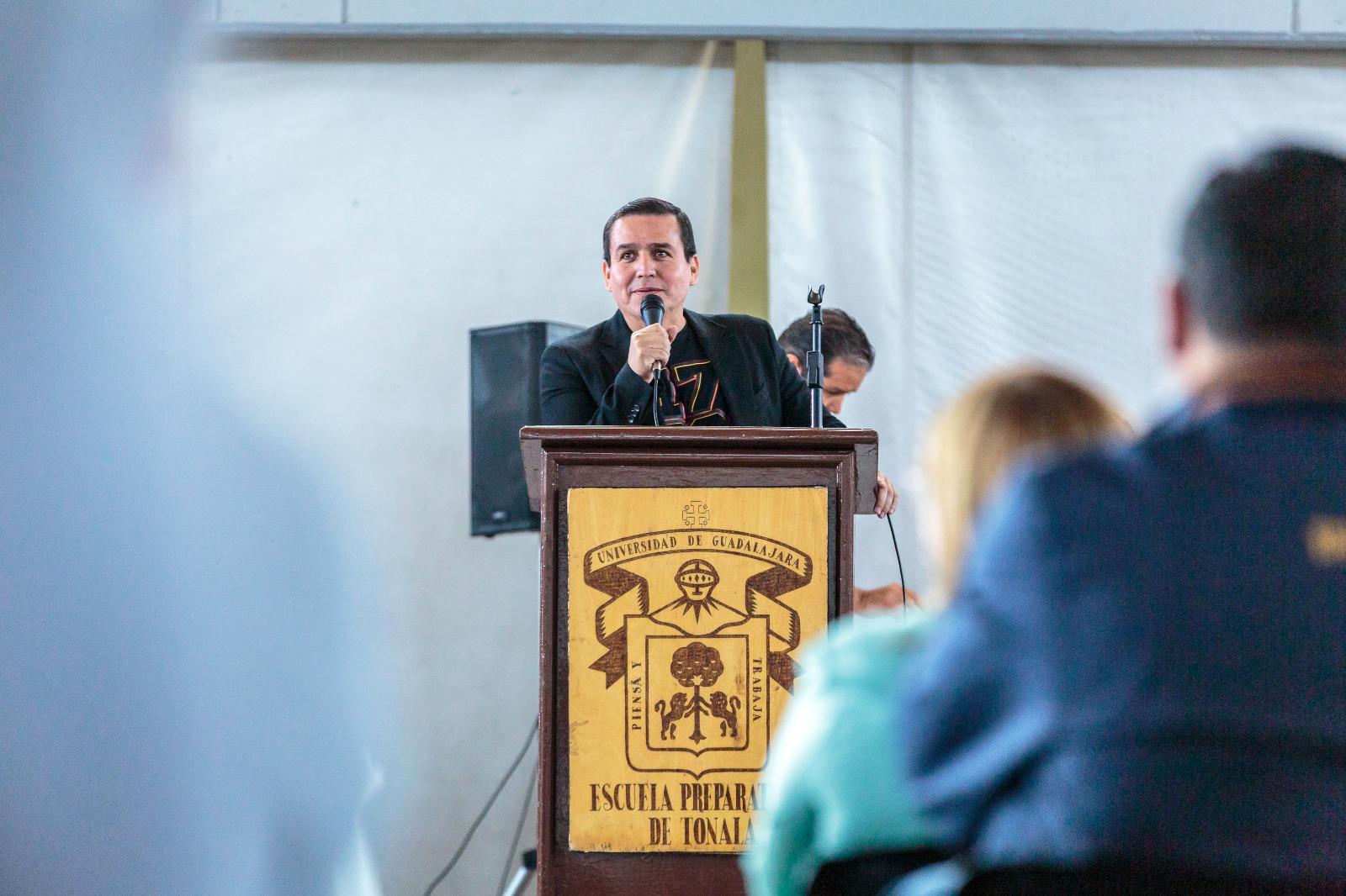 maestro César Barba Delgadillo en uso de la voz en pódium