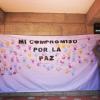 Manta con manos pintadas por participantes del evento