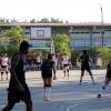 Alumnos en partido de voleibol