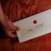 mano sostiene carta
