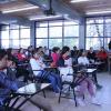 Tallerista frente a grupo en aula