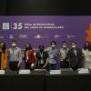Autoridades y participantes del evento frente a asistentes