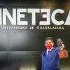 Ganador de concurso mostrando la estatuilla de premio