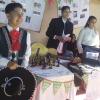 Alumnos en estand